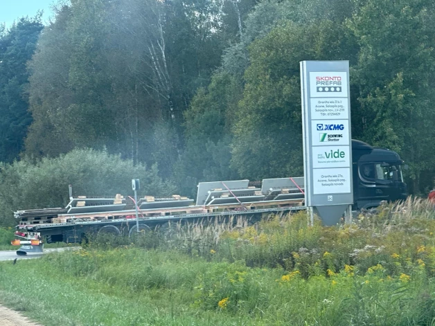 Automašīna, no kuras izgāzās dzelzsbetona konstrukcijas (aculiecinieka foto)