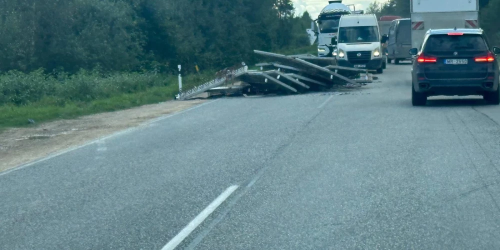 Dzelzsbetona konstrukcijas uz Granīta ielas (aculiecinieka foto)