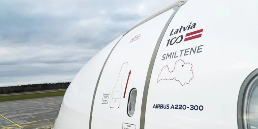 "airBaltic" lidmašīna ar Smiltenes nosaukumu (foto: "airBaltic")