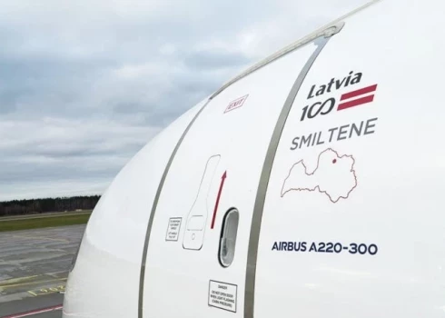 "airBaltic" lidmašīna ar Smiltenes nosaukumu (foto: "airBaltic")