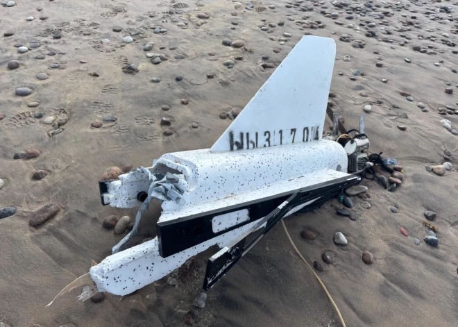 Noskaidrota Ventspils novadā atrastās Krievijas drona atlūzas izcelsme: tā ir astes daļa no mānekļa drona "Gerbera"