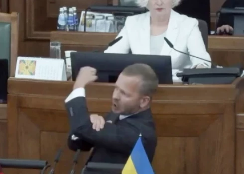 Vēl būdams Saeimas deputāts, Aleksejs Rosļikovs izraisīja skandālu ar parupjo žestu (ekrānuzņēmums no video)