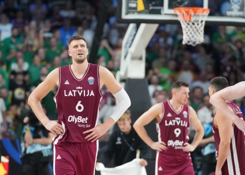 Latvijas basketbola izlase Eiropas čempionāta astotdaļfinālā cieta sāpīgu neveiksmi pret Lietuvu