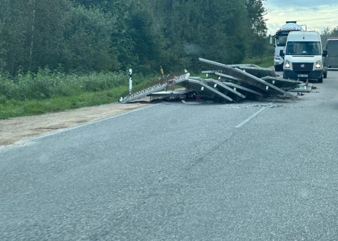 В пригороде Риги на дорогу рухнули бетонные плиты с грузовика.