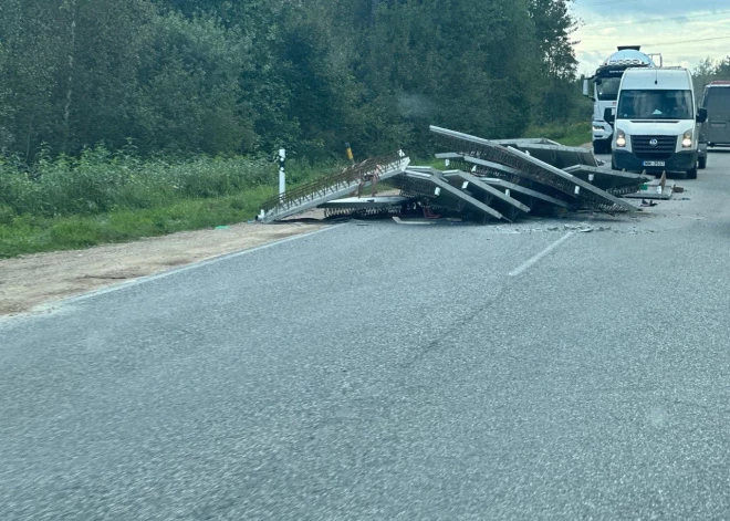 Чудом никто не пострадал - под Ригой бетонные плиты с грузовика упали прямо на дорогу