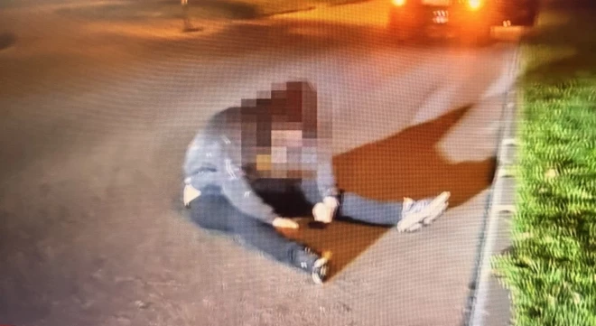 Парень вставал и снова падал.