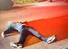 В Зиепниеккалнсе наркоман лежал прямо на проезжей части: автомобилисты сделали "живой щит", чтобы спасти жизнь парню