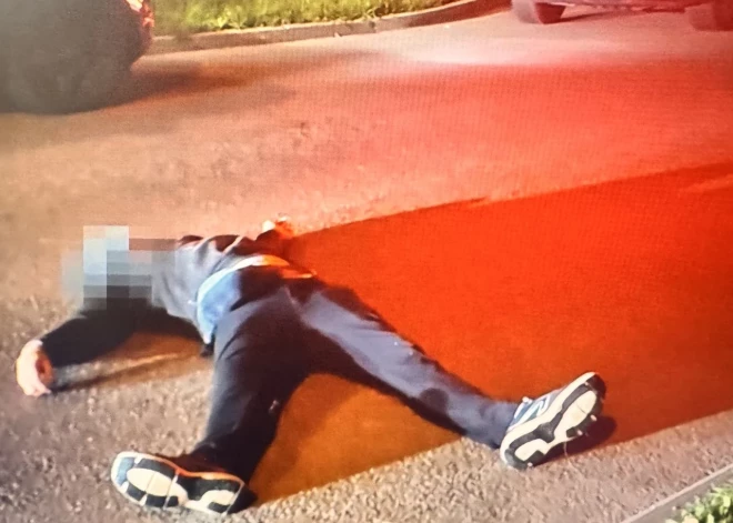 В Зиепниеккалнсе наркоман лежал прямо на проезжей части: автомобилисты сделали "живой щит", чтобы спасти жизнь парню