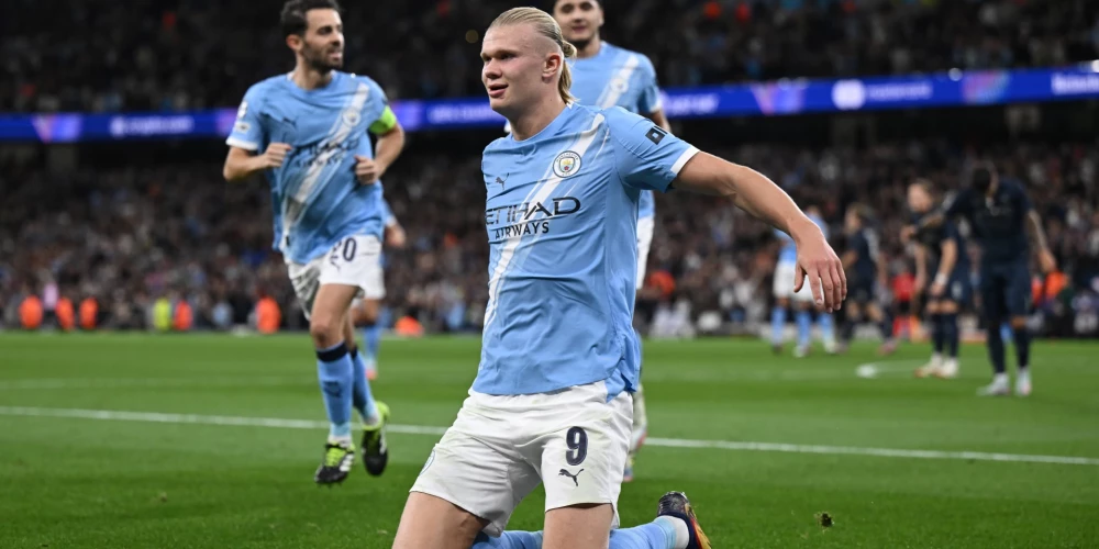 Ērlings Holanns ar "City" komandas biedriem priecājas par gūtajiem vārtiem pret "Napoli"