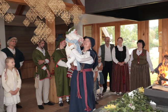 Latvijas Etnogrāfiskajā brīvdabas muzejā atklāta izstāde, kas veltīta dievturības vārda simtgadei.