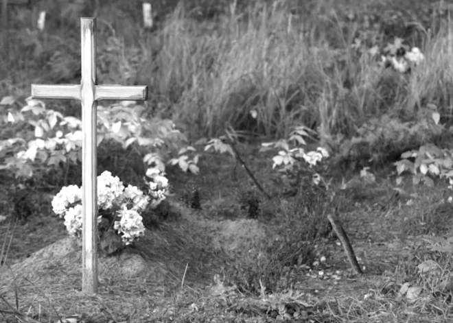 В Даугавпилсе за злонамеренный поджог могил арестованы трое молодых людей