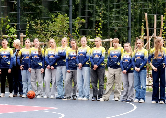 Эдвард Ратниекс и генеральный секретарь Латвийского баскетбольного союза Каспар Ципрусс 18 сентября открыли многофункциональные баскетбольные площадки с трибунами для зрителей в парке Узварас. .