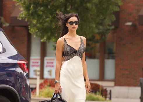 Папарацци запечатлели Ирину Шейк по пути на встречу в районе Вест-Виллидж, и каждый её шаг выглядел как выход на подиум.