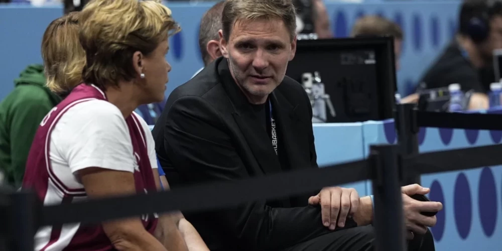 Kaspars Cipruss (tuvplānā) "EuroBasket 2025" fināla spēlē.