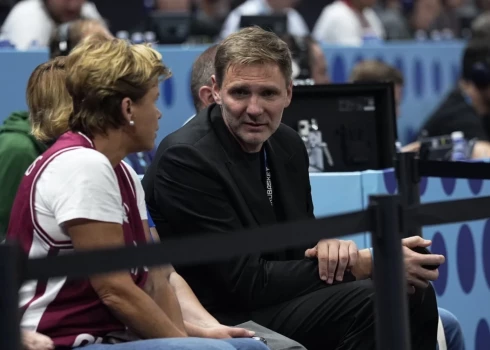 Kaspars Cipruss (tuvplānā) "EuroBasket 2025" fināla spēlē.