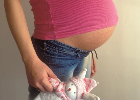 В Латвии сотни школьниц ежегодно становятся матерями.