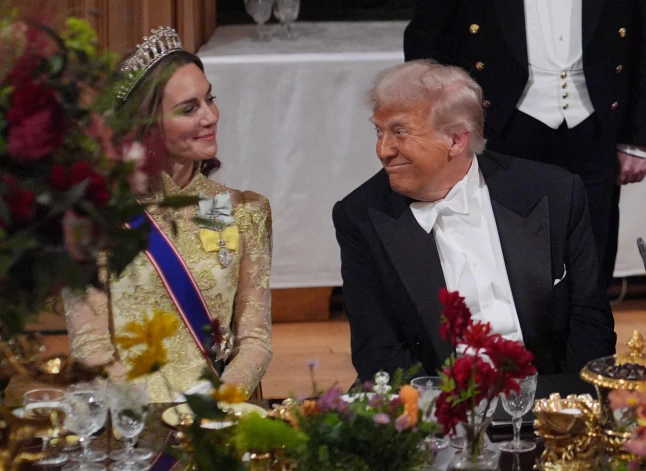 Ķermeņa valodas eksperts uzskata, ka Velsas princeses Ketrīnas izcilā grācija un nevainojamās manieres valsts banketā likušas varenajam Trampam atkāpties ēnā, nonākot neparasti padevīgā lomā.