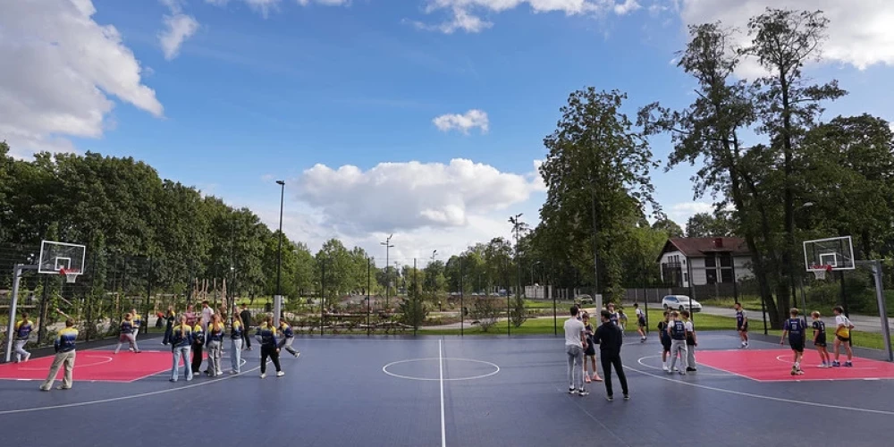 No 18. septembra Uzvaras parks papildināts ar basketbola laukumiem.