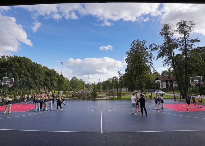 No 18. septembra Uzvaras parks papildināts ar basketbola laukumiem.