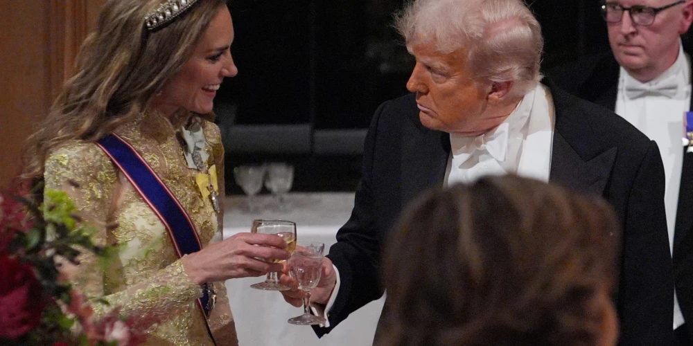Velsas princese Ketrīna – majestātiska, ar staltu stāju un žilbinošu smaidu, prezidents Donalds Tramps – nedaudz saliecies uz priekšu un uzrautiem pleciem.