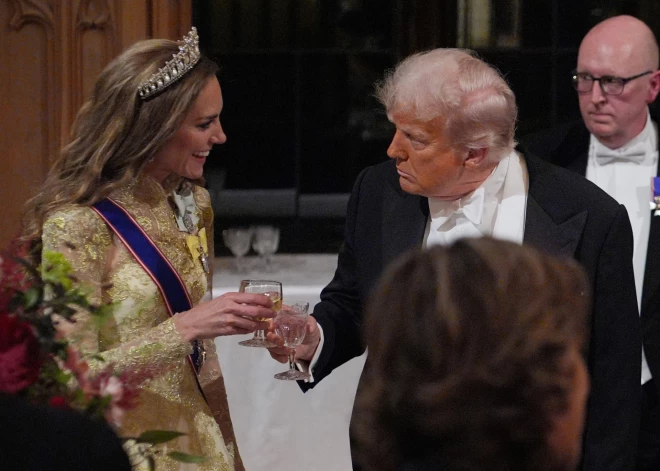 Donaldu Trampu redzēt pakļautā pozīcijā gadās redzēt reti, bet princeses Ketrīnas šarms to panācis. Skaidro ķermeņa valodas eksperts