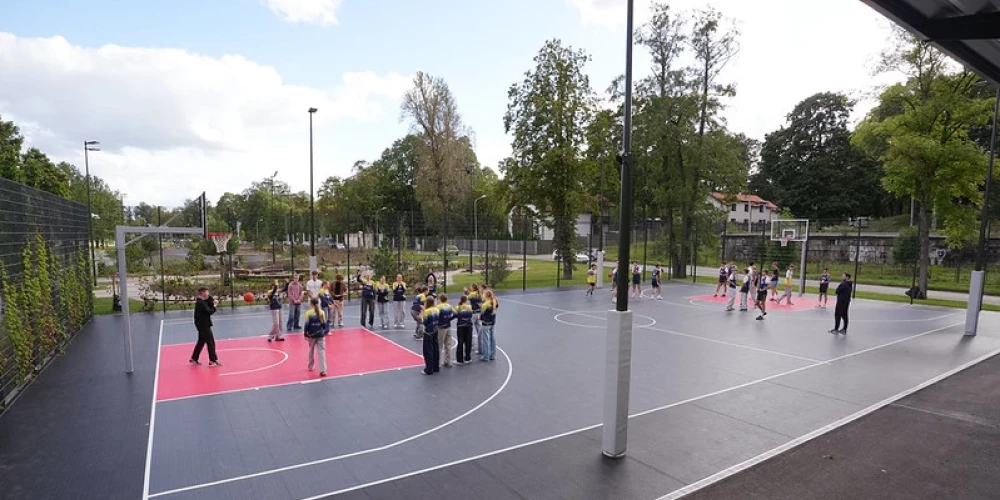 Foto no multifunkcionālo basketbola laukumu atklāšanas Uzvaras parkā.
