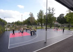 FOTO: Uzvaras parkā atklāj multifunkcionālos basketbola laukumus, kuru tapšanā palīdzējis Dāvis Bertāns