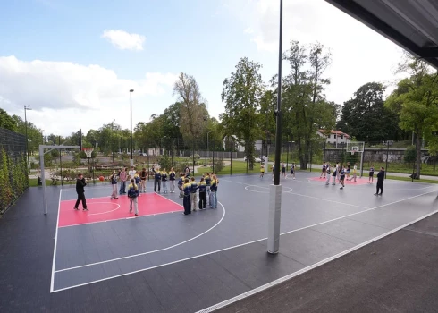 Foto no multifunkcionālo basketbola laukumu atklāšanas Uzvaras parkā.