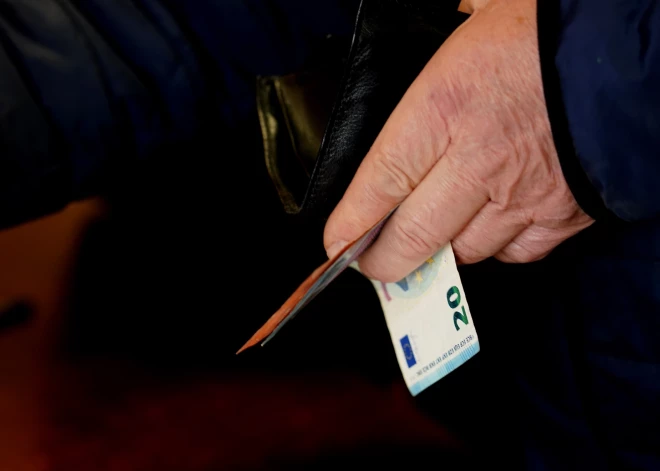 Saskaņā ar jauno likumu Latvijas iedzīvotājiem var liegt iespēju saņemt kredītu