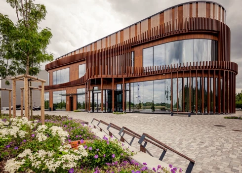 “Pirms vairākiem gadiem sapratām, ka pienācis brīdis, kad esam izauguši tik lieli, ka nepieciešams savas, nevis īrētas telpas, kaut kas īpašs. Tā 2019. gadā tika nopirkts zemes gabals un uzsākts projekts,” “Kas Jauns Avīzei” teic Ruta Dziļuma, “TZMO Latvija” valdes locekle un vadītāja jau 25 gadu garumā.