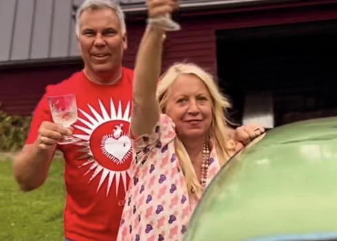 Pēc atjaunošanas darbu pabeigšanas Olga un Ivo savu zapiņa vabolīti, kas nu ir patiešām liels retums auto tirgū, apslacīja ar dzirkstošo vīnu un tad aizlaida pirmajā izbraucienā.