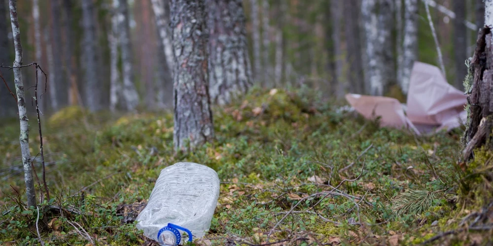 Pats vienkāršākais un visvieglāk īstenojamais dabas aizsardzības padoms – neko nenest vai nevest uz mežu un tur neatstāt. 
