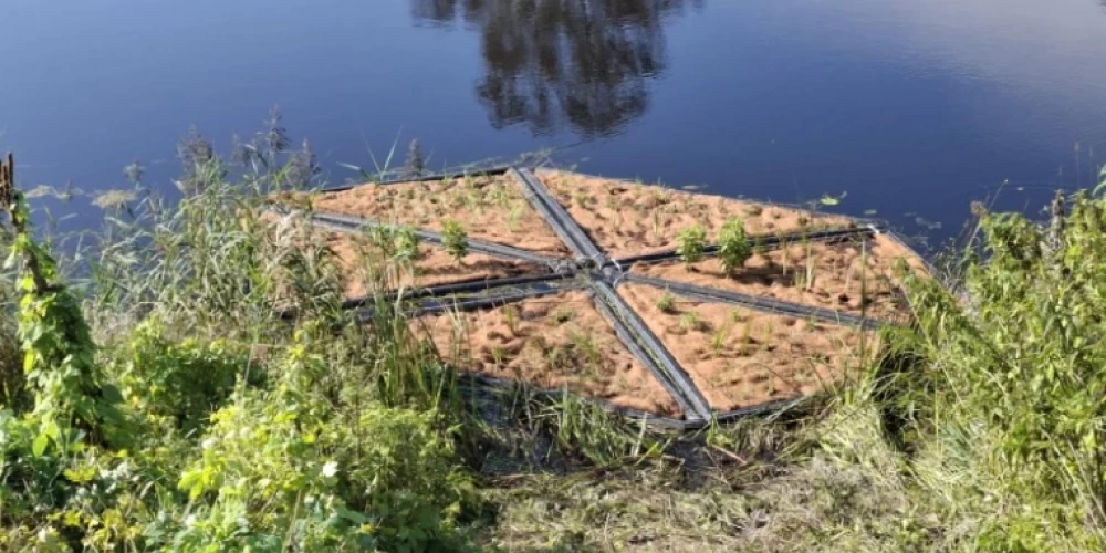 Peldošās salas palaišana Dzirnavu dīķī (foto: Gulbenes novada pašvaldība)