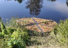 Gulbenes Dzirnavu dīķī ievietotas peldošās salas, lai iedzīvotājus iepriecinātu tīrāka un skaistāka ūdenstilpe