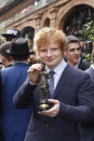 Eds Šīrans ar “Ivor Novello” balvu 2012. gadā.