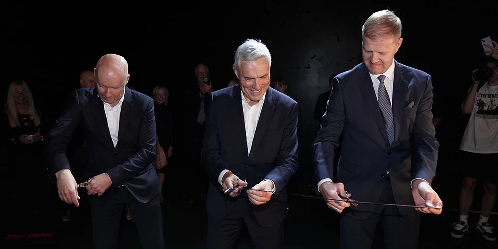 Dailes teātra direktors Juris Žagars (centrā) atzīst: "Ir milzīgs gandarījums, ka projektu izdevies pabeigt laikā un bez neadekvāta sadārdzinājuma, kas pie mums parasti ir bijiusi teju norma sabiedrisko ēku būvniecībā."