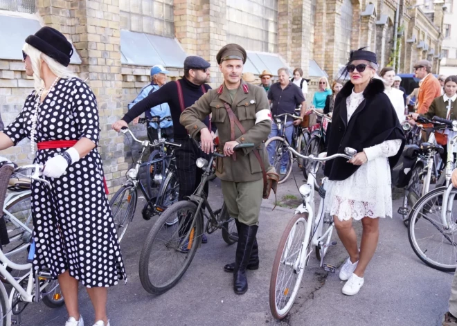 В субботу в Риге проходит красочный Твидовый велопробег