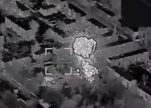 Ēkai, kurā slēpās Krievijas dronu operatori, uzbruka četri FP-2 droni.