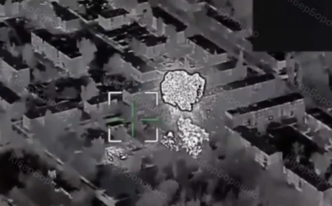 Ēkai, kurā slēpās Krievijas dronu operatori, uzbruka četri FP-2 droni.