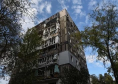 Вид на место попадания российской ракеты в жилые дома в Днепре, Украина, 20 сентября 2025 года, во время российского нападения на Украину. 