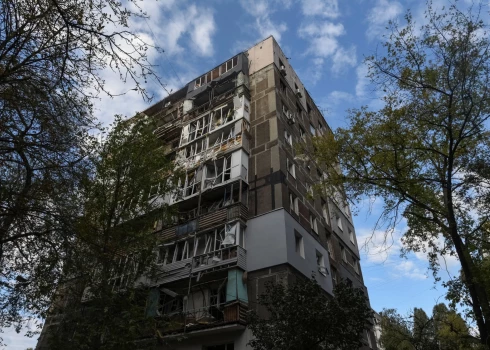 Вид на место попадания российской ракеты в жилые дома в Днепре, Украина, 20 сентября 2025 года, во время российского нападения на Украину. 