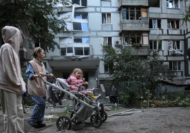 Жители собрались возле жилого дома, поврежденного в результате российского ракетного удара в Днепре, Украина, 20 сентября 2025 года.