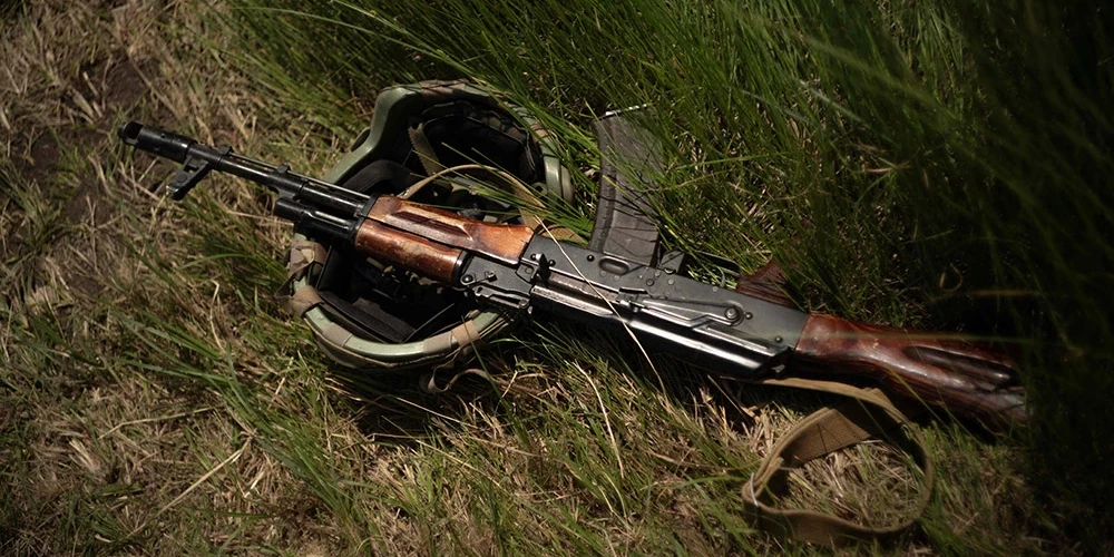 Starp ieročiem ir arī nemarķēti Kalašņikova automāti.