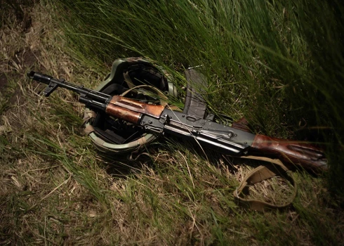 Starp ieročiem ir arī nemarķēti Kalašņikova automāti.