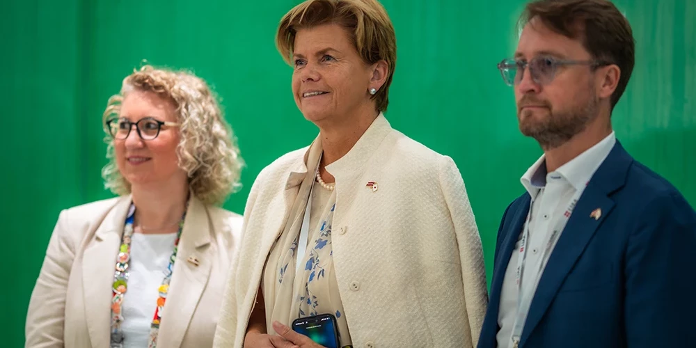 Konferenci atklāja Latvijas ārlietu ministre Baiba Braže (centrā).