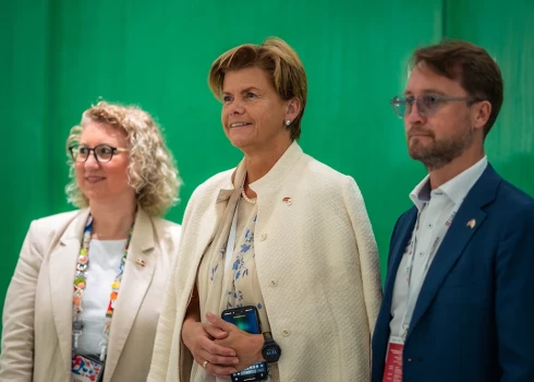 Konferenci atklāja Latvijas ārlietu ministre Baiba Braže (centrā).