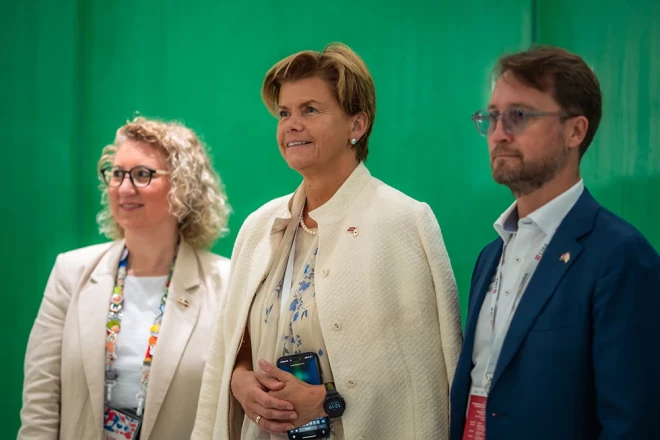 Konferenci atklāja Latvijas ārlietu ministre Baiba Braže (centrā).