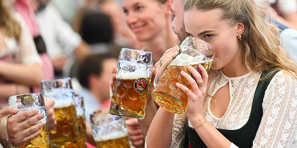 "Oktoberfest" tiek uzskatīts par lielāko alus svētku pasākumu pasaulē.