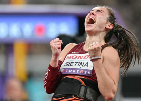 Latvijas sportiste Anete Sietiņa sestdien Tokijā pasaules vieglatlētikas čempionātā ieņēma otro vietu šķēpa mešanā, atkārtojot Latvijas vieglatlētu labāko sasniegumu pasaules meistarsacīkstēs.