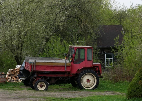 Komisijas priekšsēdētājs Edmunds Teirumnieks skaidroja, ka šī neskaidrība radījusi ažiotāžu, kuru izmanto arī negodprātīgi starpnieki. Pēc viņa teiktā, zemniekiem tiek radīts maldīgs priekšstats, ka valsts varētu atsavināt visus īpašumus, lai gan patiesībā likums paredz iespēju atsavināt tikai nelielu daļu zemes – līdz vienam hektāram.
